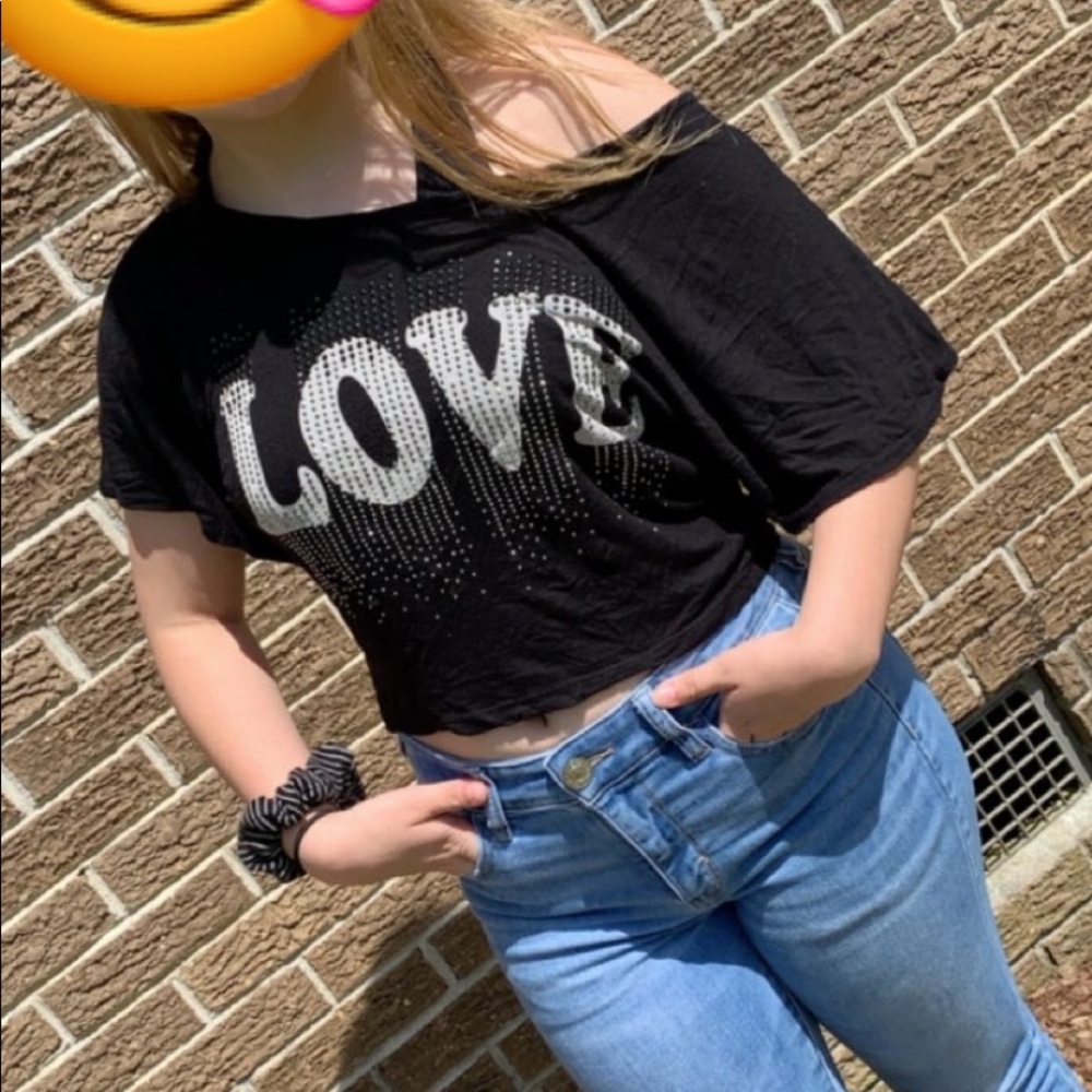 Cropped black shirt